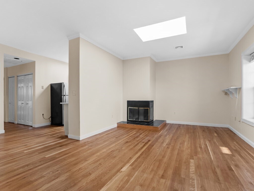 Building Photo - 18 Monument Sq