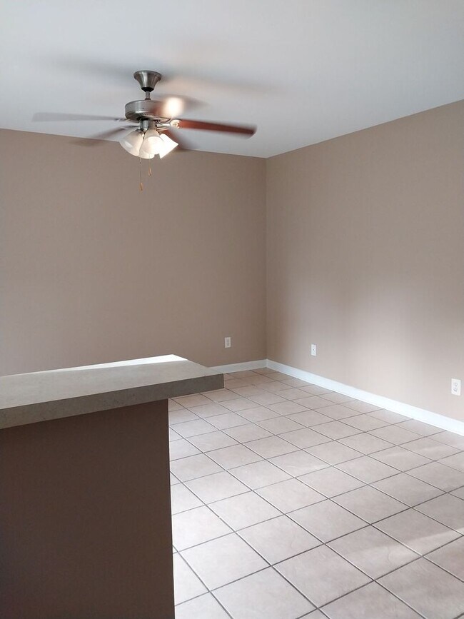 Building Photo - Cute townhome with 3 bd / 2.5 Bath