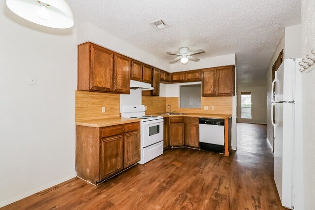 Building Photo - 323 W William Cannon Dr