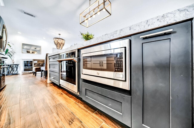 Building Photo - 864 Appleby St