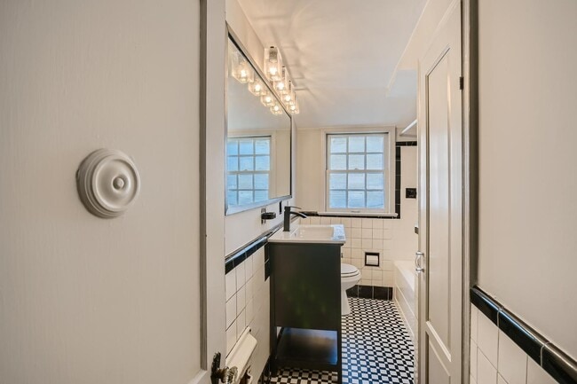 Building Photo - Impressive Cochran Heights home with outdo...