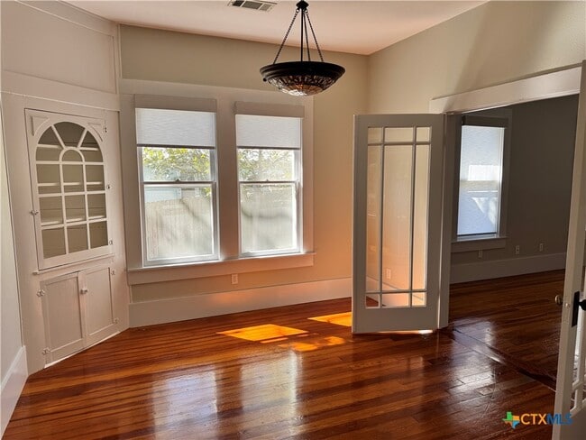 Building Photo - 713 Burleson St