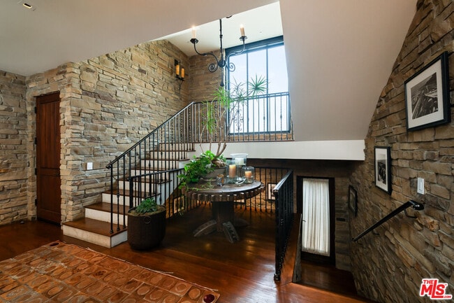 Building Photo - 964 Palisades Beach Rd