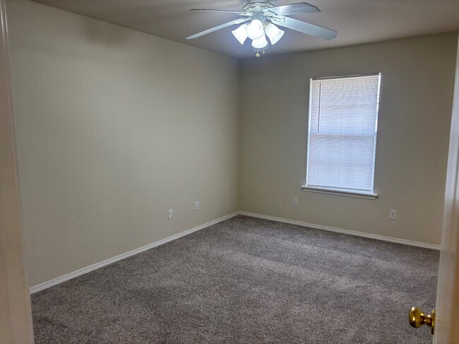 Building Photo - 2310 S Hickory St