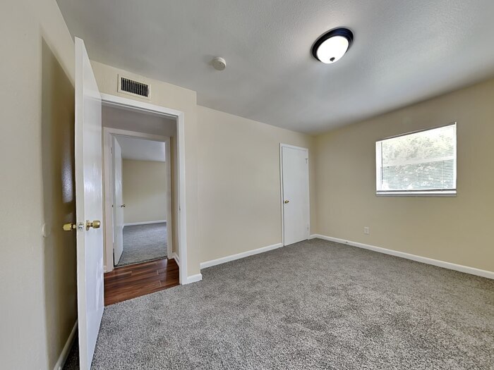 Building Photo - 6809 E North Bay St