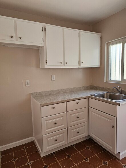 Building Photo - 527 1/2 W 19th St