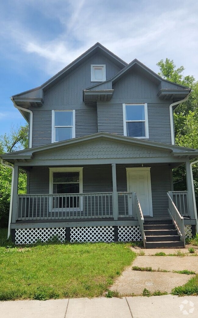 Building Photo - Large, beautifully updated well insulated ...