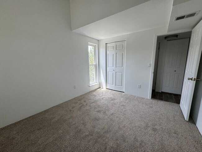 Building Photo - Beautifully Remodled 2 Bed 2 Bath Top Floo...