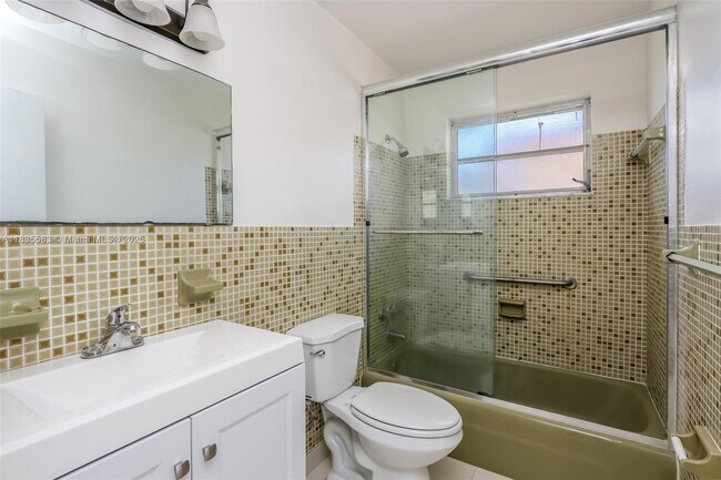 Building Photo - 3156 SW 27th St