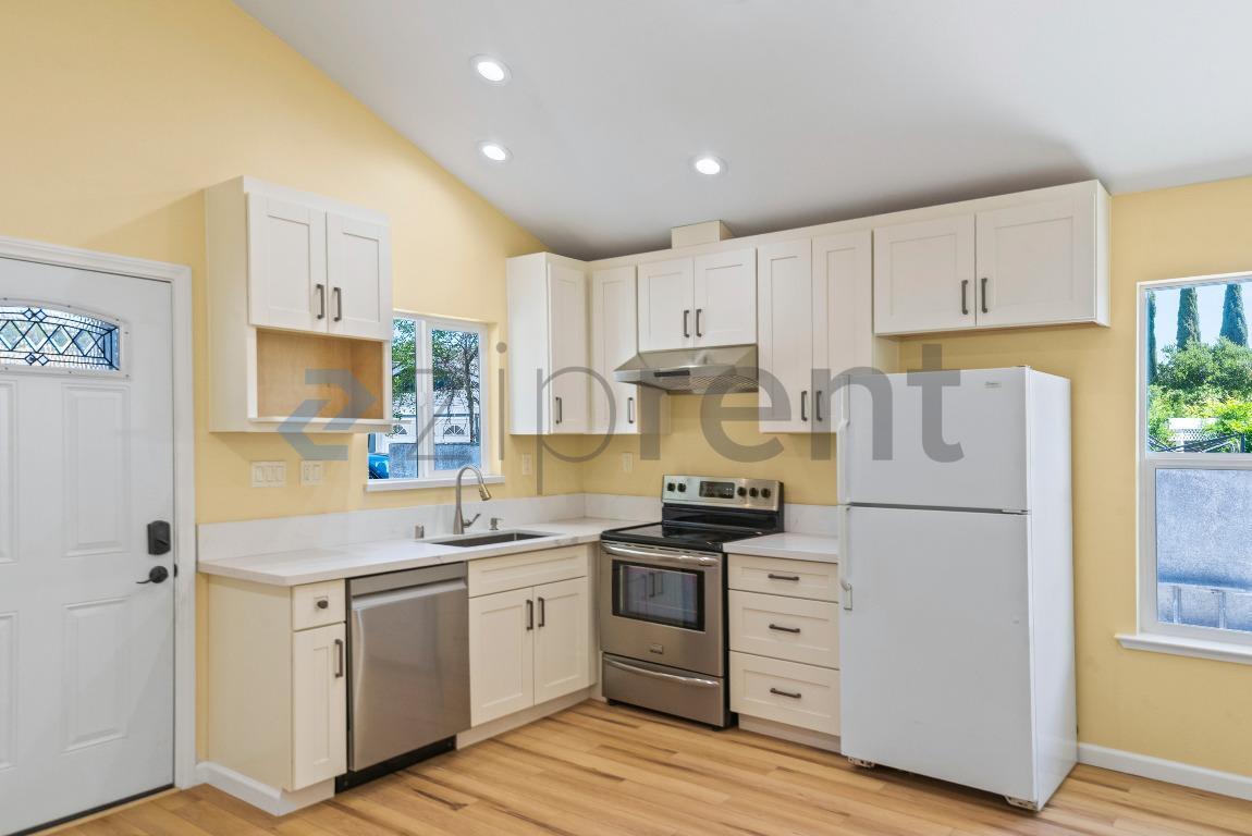 Building Photo - 732 W Edmundson Ave