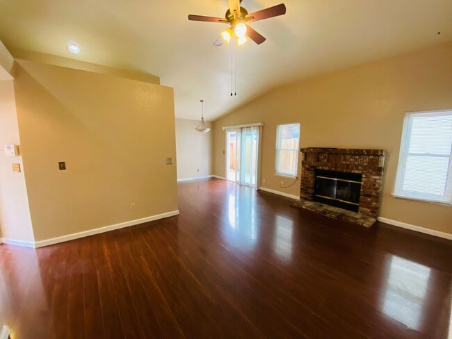 Building Photo - Fresh & Clean!!