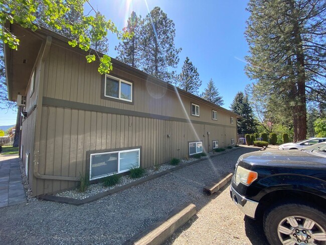 Building Photo - Spacious & Bright 2-Bedroom, 1-Bath upper-level fourplex- located in Spokane Valley!