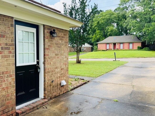 Building Photo - 3- Bedroom Gem !!