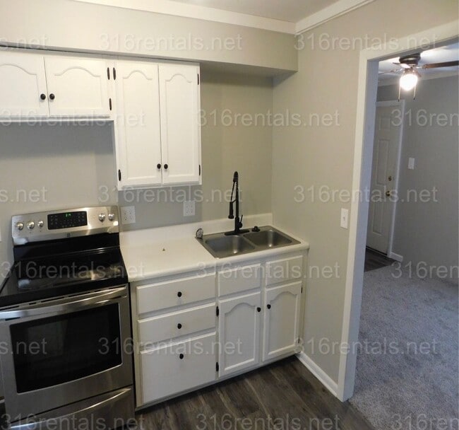 Building Photo - Two bed one bath duplex for rent NOW!