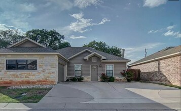 Building Photo - 4/3 House Near Campus with Garage!