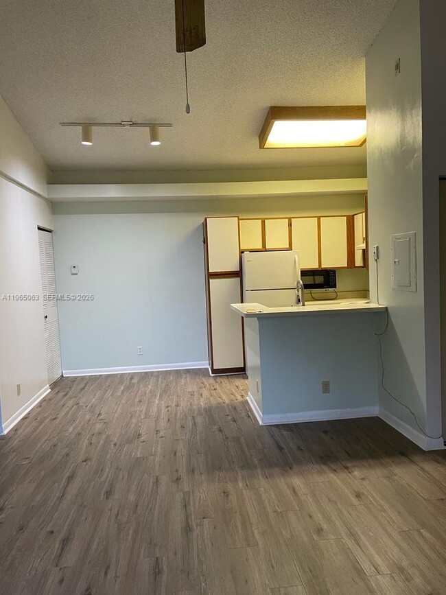 Building Photo - 651 Lyons Rd