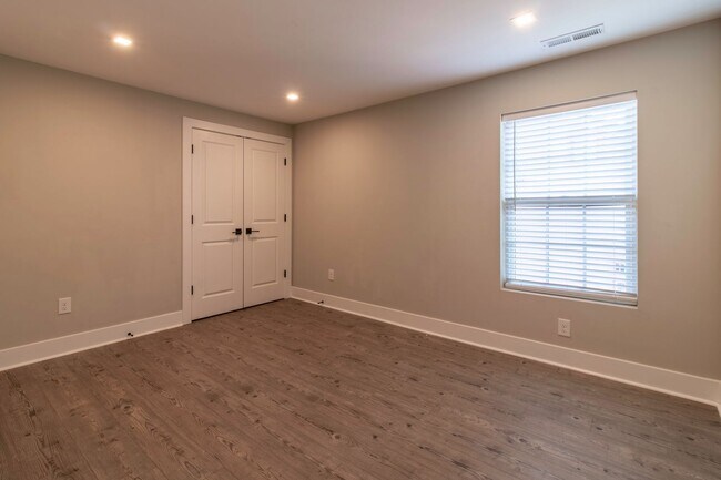 Building Photo - Downtown Milford Year Round Rental - Unfur...