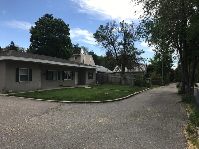 Building Photo - 1805 Lincoln Ln