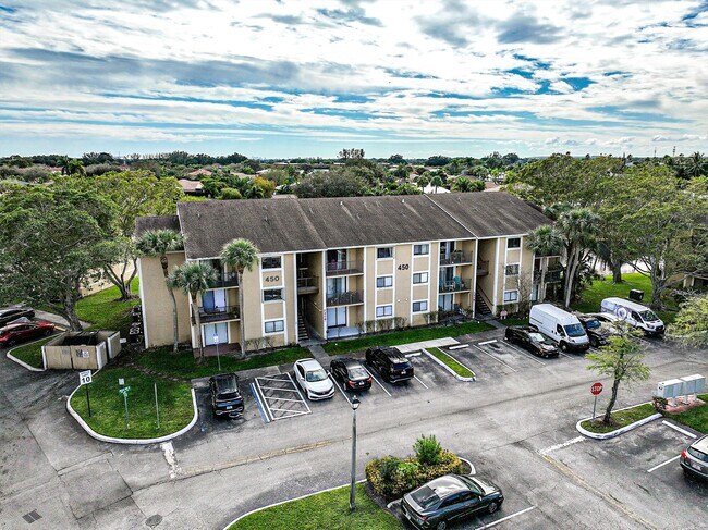 Building Photo - 450 Palm Cir W