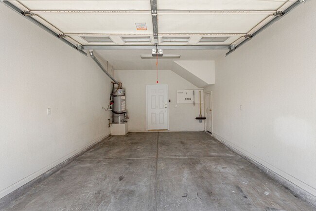 Building Photo - Upgraded 2 Bed 2 Bath with attached 1 Car ...