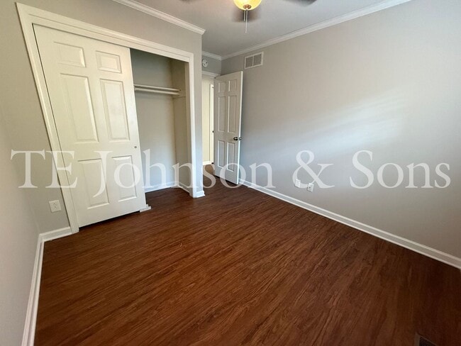 Building Photo - Modern 2-Bedroom with Granite Finishes & F...