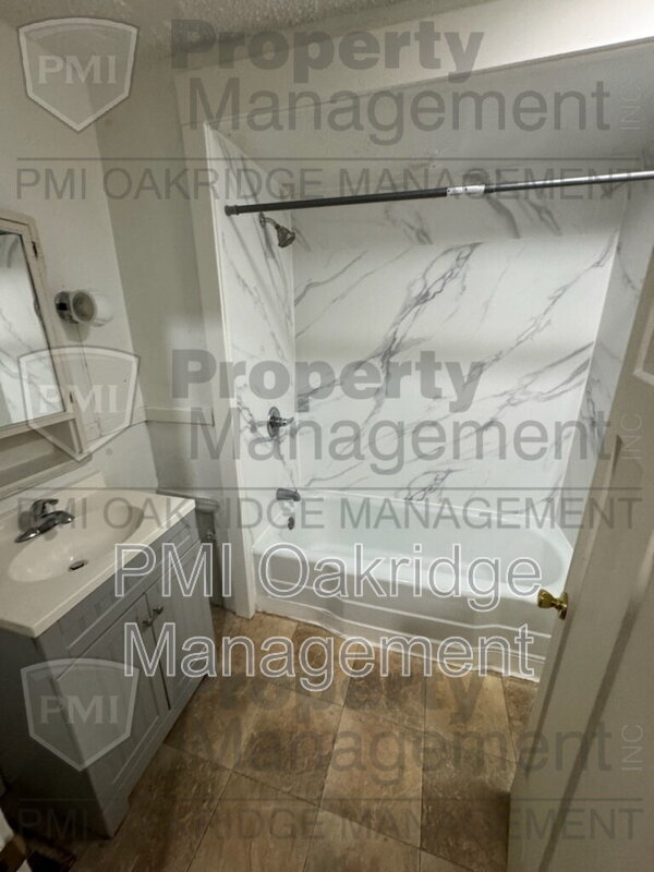 Building Photo - 906 Race Dr