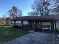 Building Photo - 3 bed/ 1 bath ranch