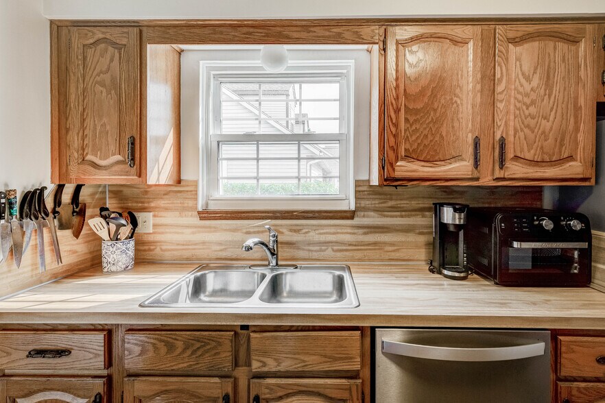 Building Photo - 6524 Blossomwood Cir NE