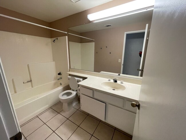 Building Photo - Charming Home in Hesperia- HOA Community- 3 Bedrooms, 2 Bathrooms, Community Park