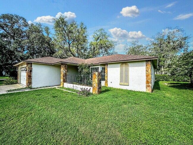 Building Photo - "Charming 2-Bedroom Oasis with 2 Full Bath...