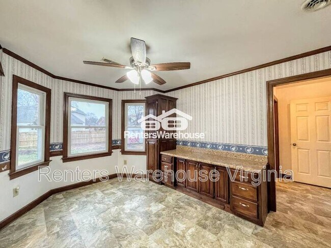 Building Photo - 352 Peace Haven Dr