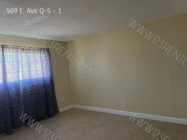 Building Photo - 2BD/1BTH 1st and 2nd FLOOR APARTMENT EAST ...