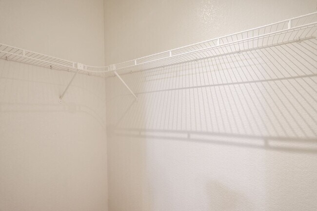 Building Photo - Great 1st Floor 2 Bed Condo
