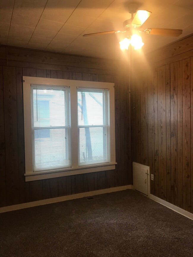 Building Photo - Very clean 3 bedroom/1 bath house in El Do...