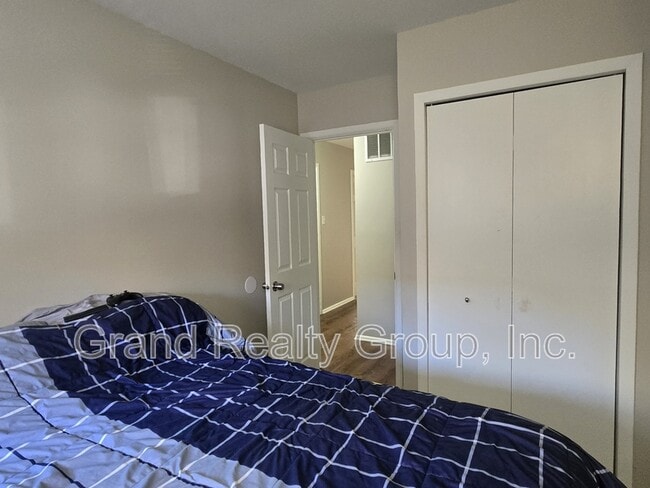 Building Photo - 25151 W Lincoln Dr