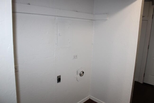 Building Photo - 305 W Lilac Ln