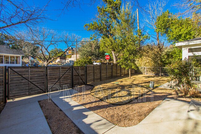 Building Photo - 2003 Newning Ave