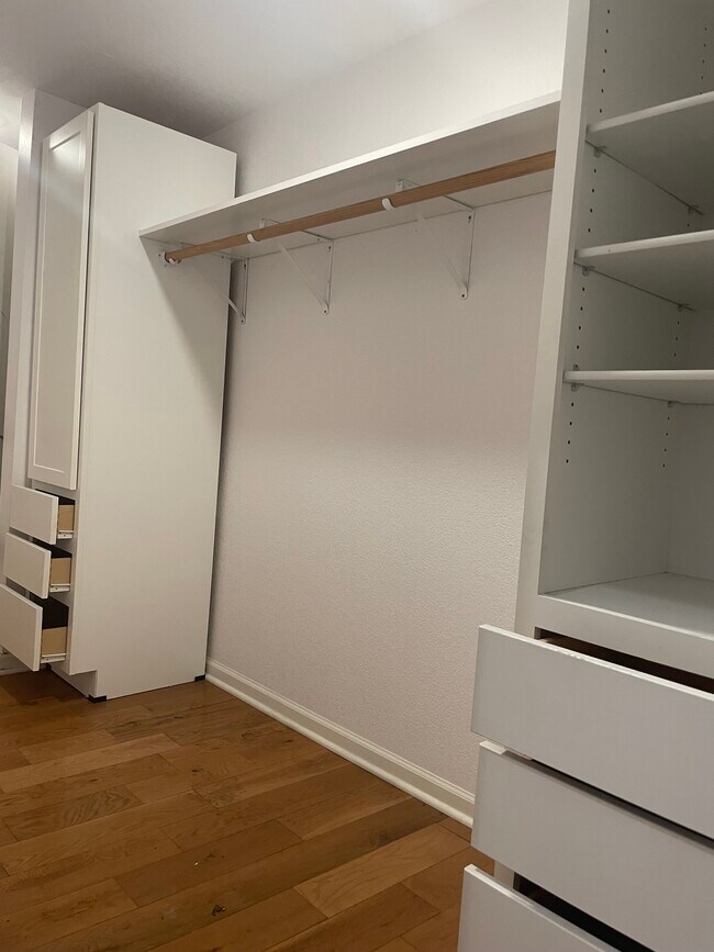 Walkin closet - 505 W Jefferson St