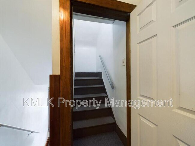 Building Photo - 695 Kling St