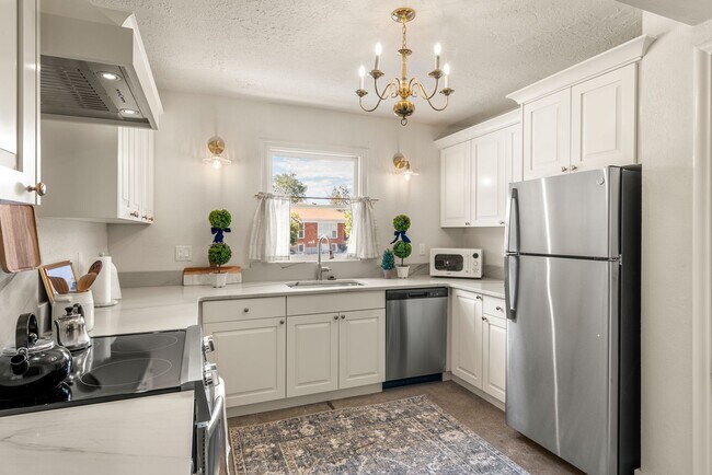 Building Photo - All-Utilities-Included Studio in Historic Bristol Manor | Pet Friendly