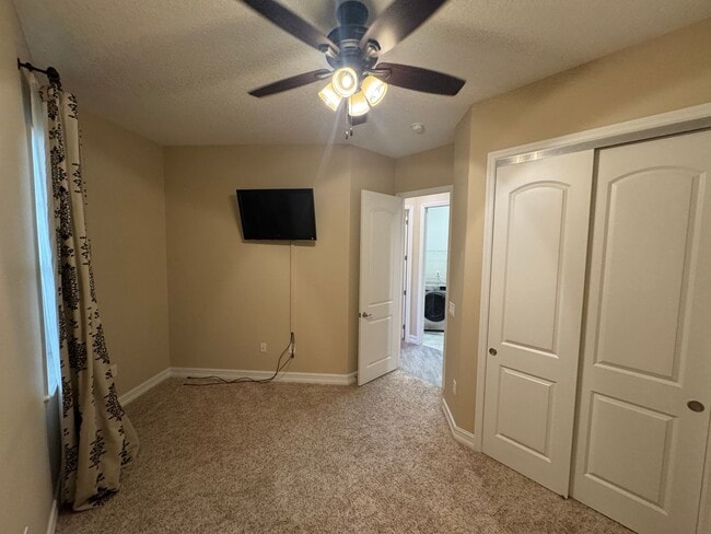 Building Photo - Two Story 5 bedroom, 4.5 bath