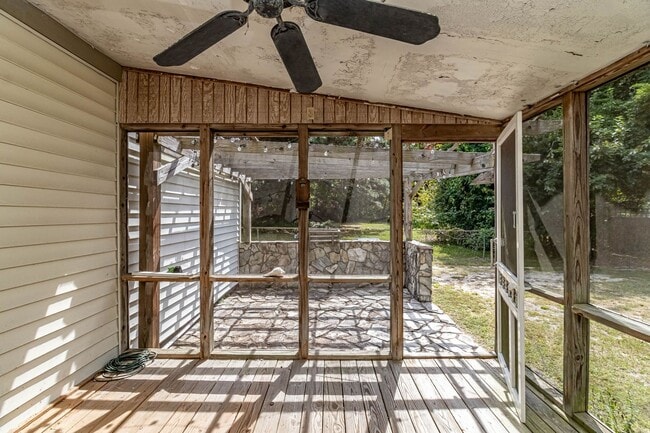 Building Photo - CHARMING 2 Bedroom/1 Bathroom w/ Bonus Roo...