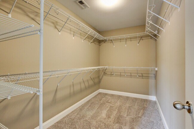 Building Photo - Beautiful Two Story Home With hardwood Flo...