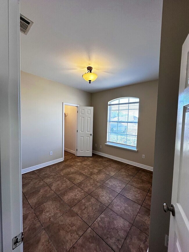 Building Photo - 505 Gaston Cir