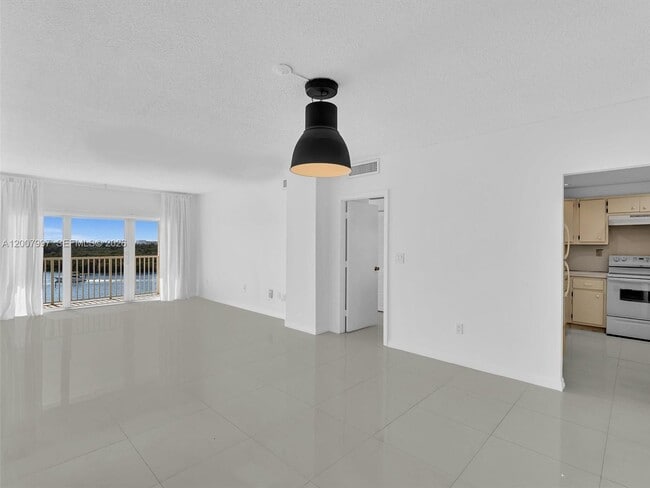 Building Photo - 300 Bayview Dr