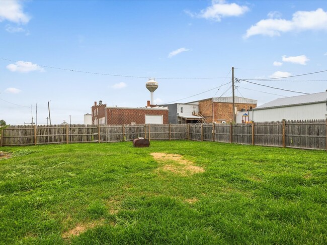 Building Photo - 305 N Holcomb Ave