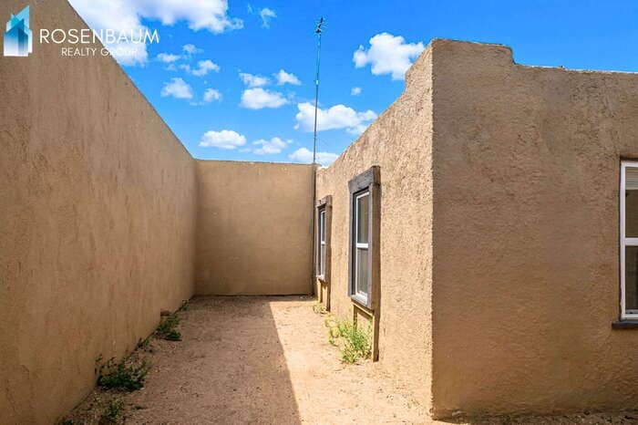 Building Photo - 2143 N Bell Ave