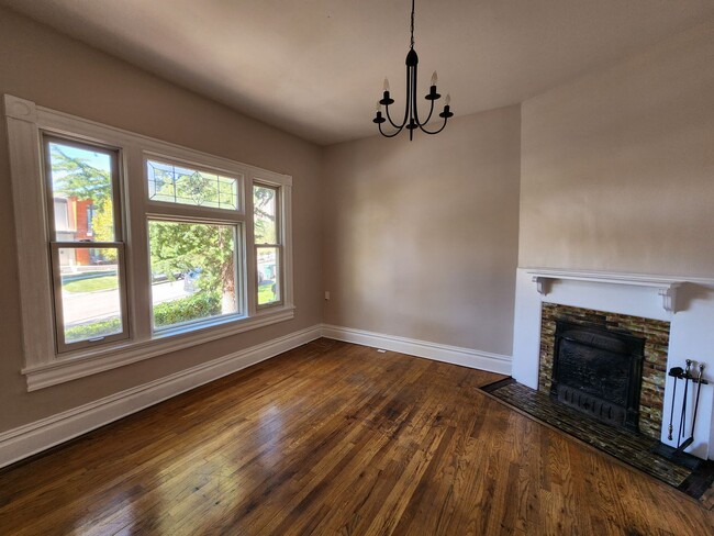 Building Photo - Amazing Avenues 2 bd house! Real Hardwood!