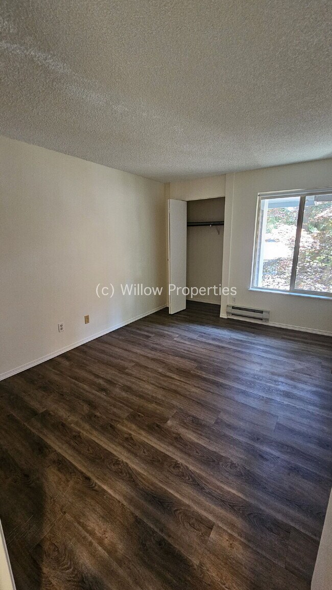 Building Photo - Two Bedroom Oakbrook Condo