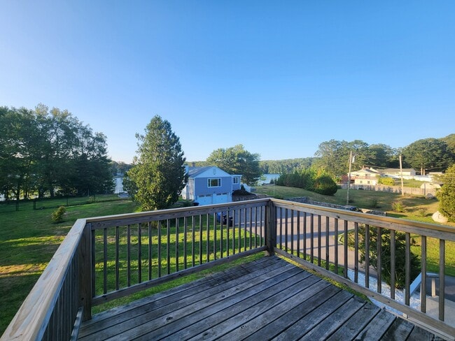 Building Photo - 32 Laurel Point Dr